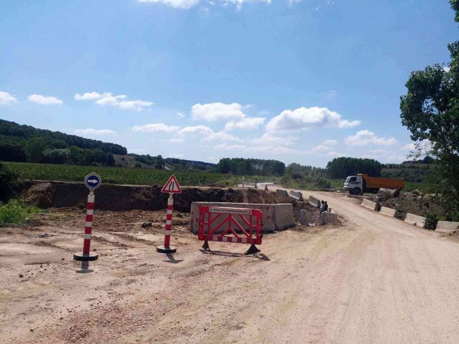 İ̇zmit Yenice Köyünde Menfez Yapılıyor