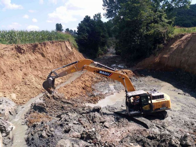 İ̇zmit Yenice Köyünde Menfez Yapılıyor