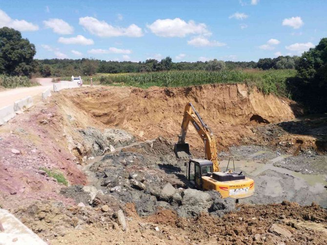 İ̇zmit Yenice Köyünde Menfez Yapılıyor