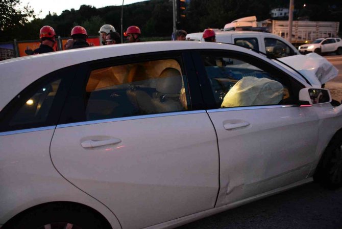 Otomobille Çarpışan Hafif Ticari Araç Takla Attı: 2 Yaralı