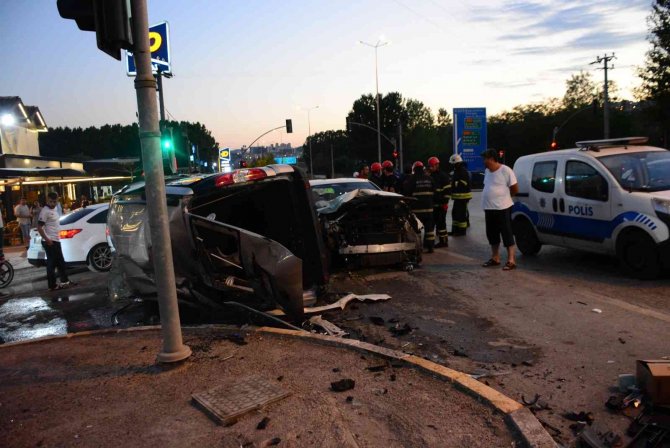 Otomobille Çarpışan Hafif Ticari Araç Takla Attı: 2 Yaralı