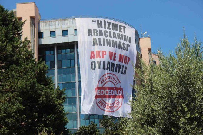 İ̇zmit’te Pankart Tartışması