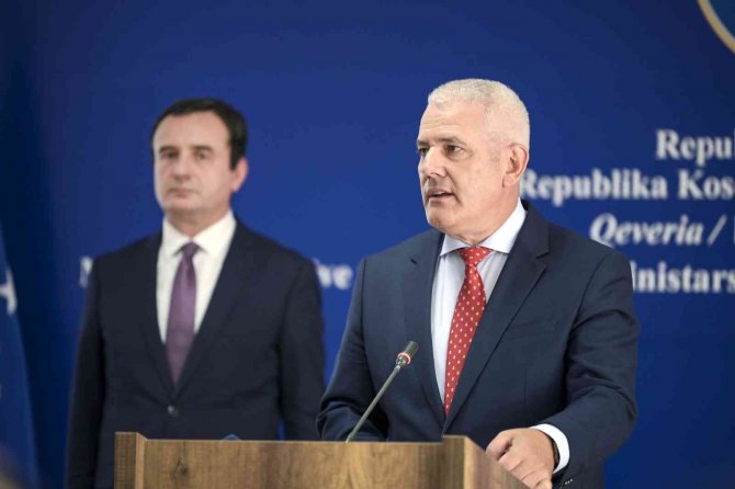 Kosova’da Sırplar, Sınırda Kurdukları Barikatları Kaldırılıyor