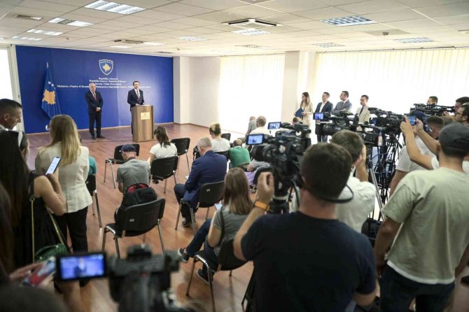 Kosova’da Sırplar, Sınırda Kurdukları Barikatları Kaldırılıyor