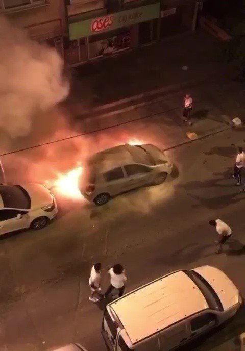 Alevler İçinde Kalan Aracı Yangın Tüpüyle Söndürmeye Çalıştılar