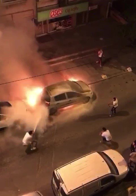 Alevler İçinde Kalan Aracı Yangın Tüpüyle Söndürmeye Çalıştılar