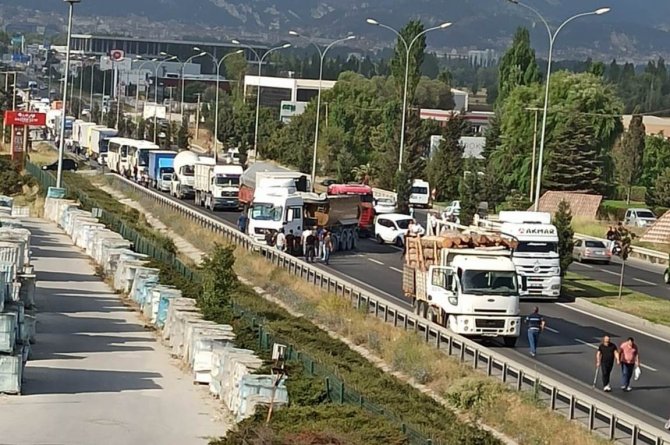 Kütahya-eskişehir Karayolunda İki Tır Çarpıştı, Trafik Kilitlendi