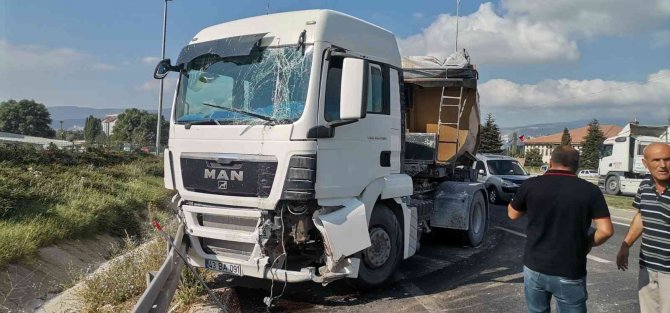 Kütahya-eskişehir Karayolunda İki Tır Çarpıştı, Trafik Kilitlendi