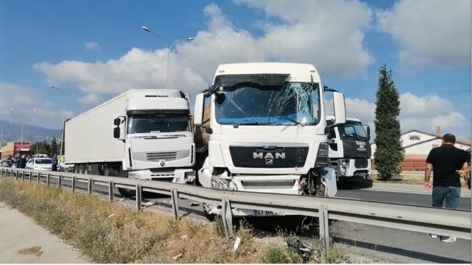 Kütahya-eskişehir Karayolunda İki Tır Çarpıştı, Trafik Kilitlendi