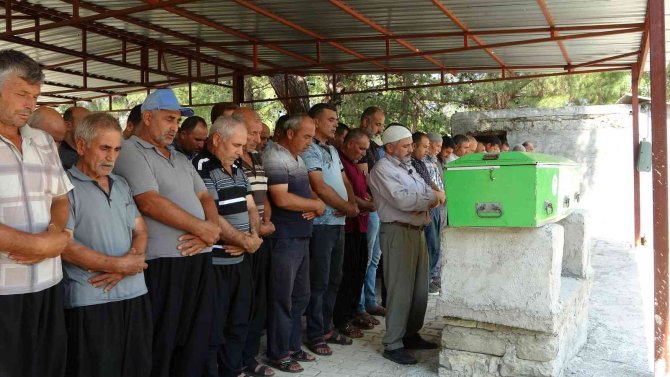 Adana’daki Kadın Cinayeti: Melek Annelerini Gözyaşlarıyla Uğurladılar
