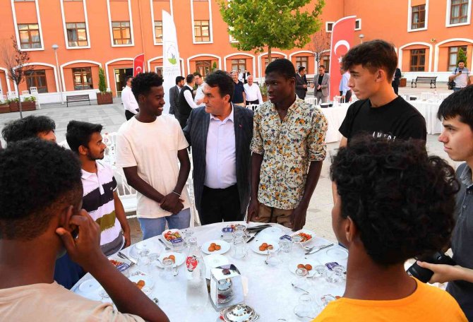 Uluslararası Öğrenciler Başarıları İle Gururlandırıyor