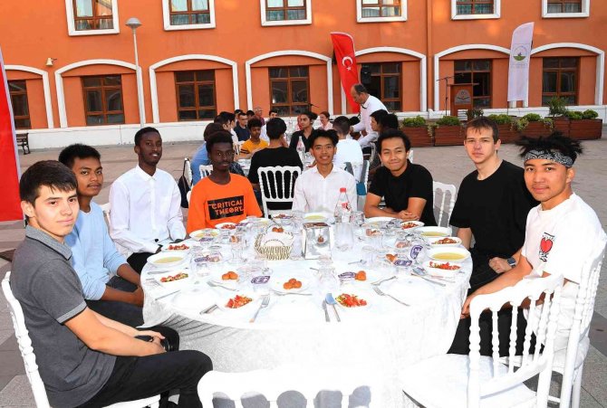 Uluslararası Öğrenciler Başarıları İle Gururlandırıyor