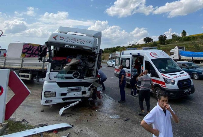 Samsun’da Tur Otobüsü Tırla Çarpıştı: 3 Yaralı