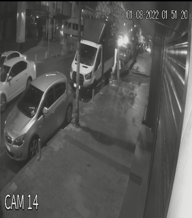 İ̇stanbul’da Servis Aracının Bankaya Daldığı Anlar Kamerada: Para Çekerken Ölümden Döndü