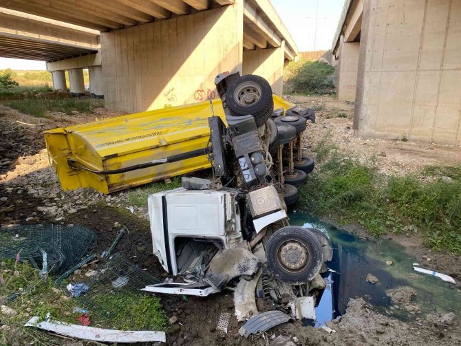 Silivri’de Kamyon Viyadükten Aşağı Uçtu: 1 Yaralı