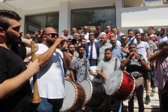 En Yüksek Zammı Alan İşçilerden Başkan Çelik’e Davul Zurnalı Teşekkür