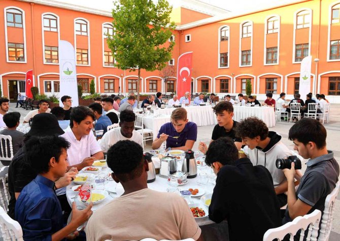 Uluslararası Öğrenciler Başarıları İle Gururlandırıyor