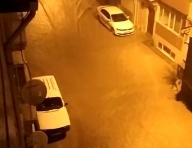 Edirne’de Aniden Bastıran Yağmur Hayatı Felç Etti