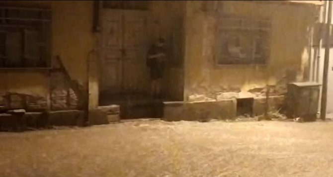 Edirne’de Aniden Bastıran Yağmur Hayatı Felç Etti