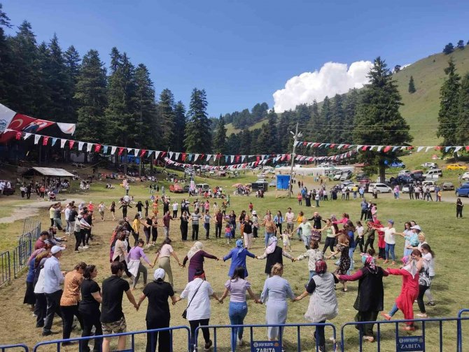 Yamaç Paraşütçüsü Festivalde Piknikçilerin Arasına İnince Yürekler Ağza Geldi