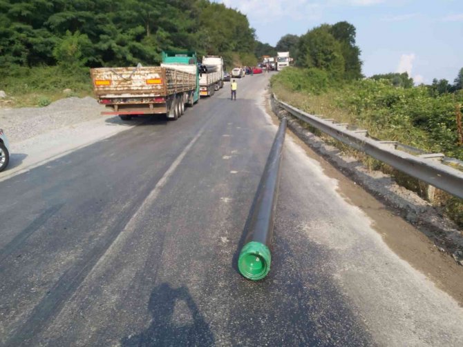 Bir Tonluk Borular Otomobile Ok Gibi Saplandı