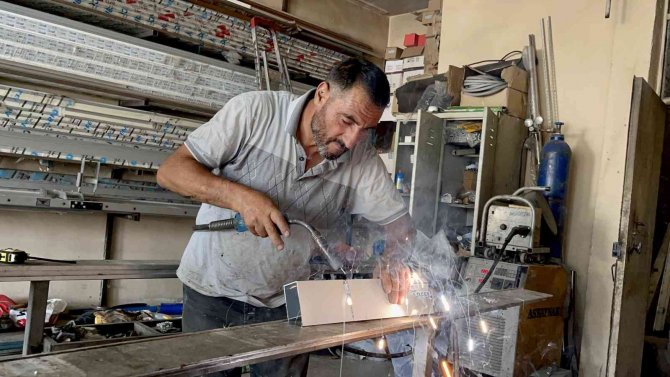 Kavurucu Sıcaklarda Demir Doğrayarak Mesleğini Sürdürüyor