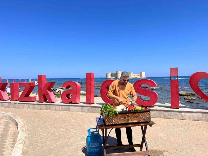 Kızkalesi Sahilinde ‘Piton Döner’ Yapıp İkram Etti