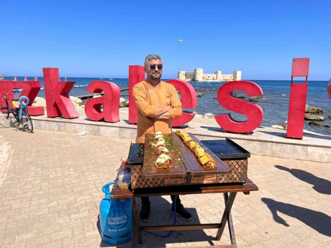 Kızkalesi Sahilinde ‘Piton Döner’ Yapıp İkram Etti