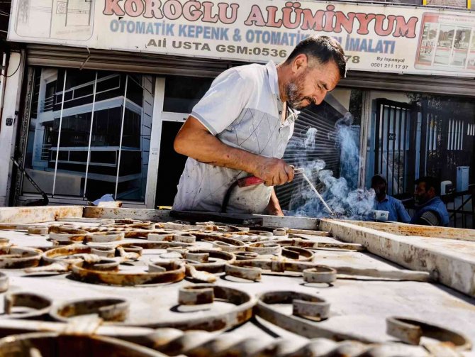 Kavurucu Sıcaklarda Demir Doğrayarak Mesleğini Sürdürüyor