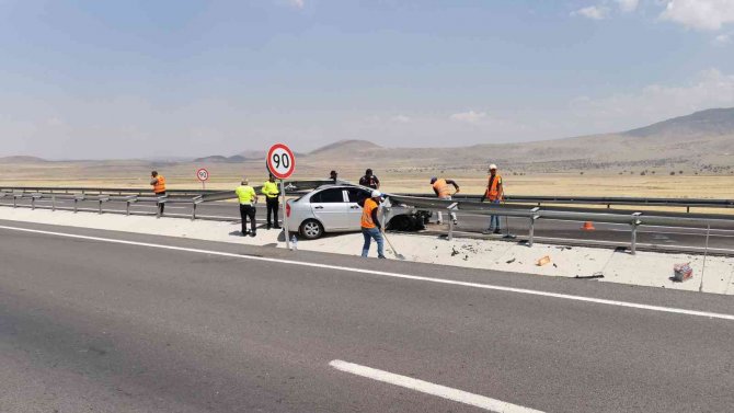 Kontrolden Çıkan Otomobil Demir Bariyere Saplandı: 3 Yaralı