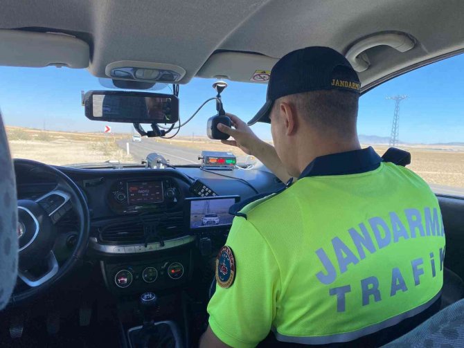 Trafik Jandarması Köy Yollarında Hız Denetimlerini Sürdürüyor