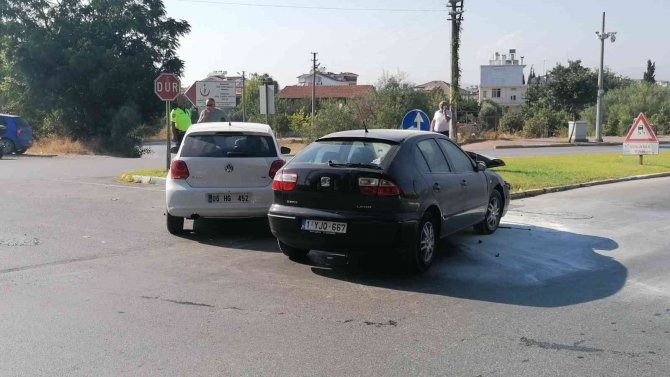 Manavgat’ta İki Otomobil Çarpıştı: 3 Yaralı
