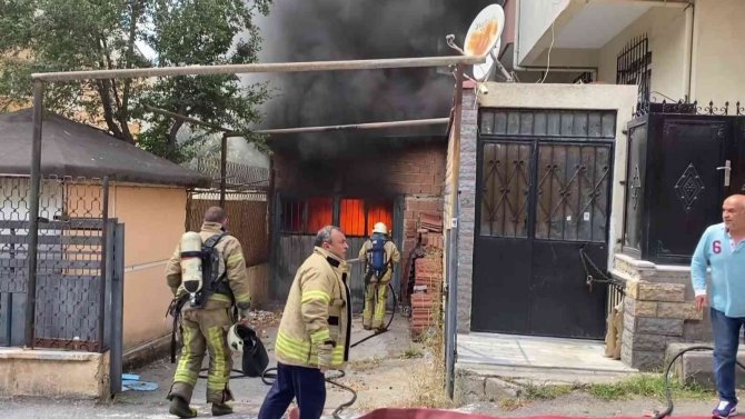 Ataşehir’de Otomobil Yedek Parçalarının Olduğu Garaj Alev Alev Yandı