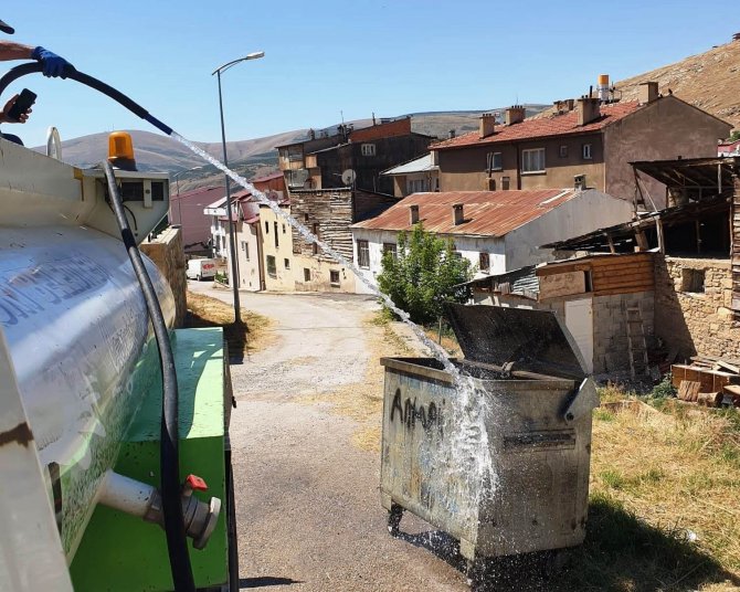 Bayburt’ta Çöp Konteynerleri Dezenfekte Ediliyor