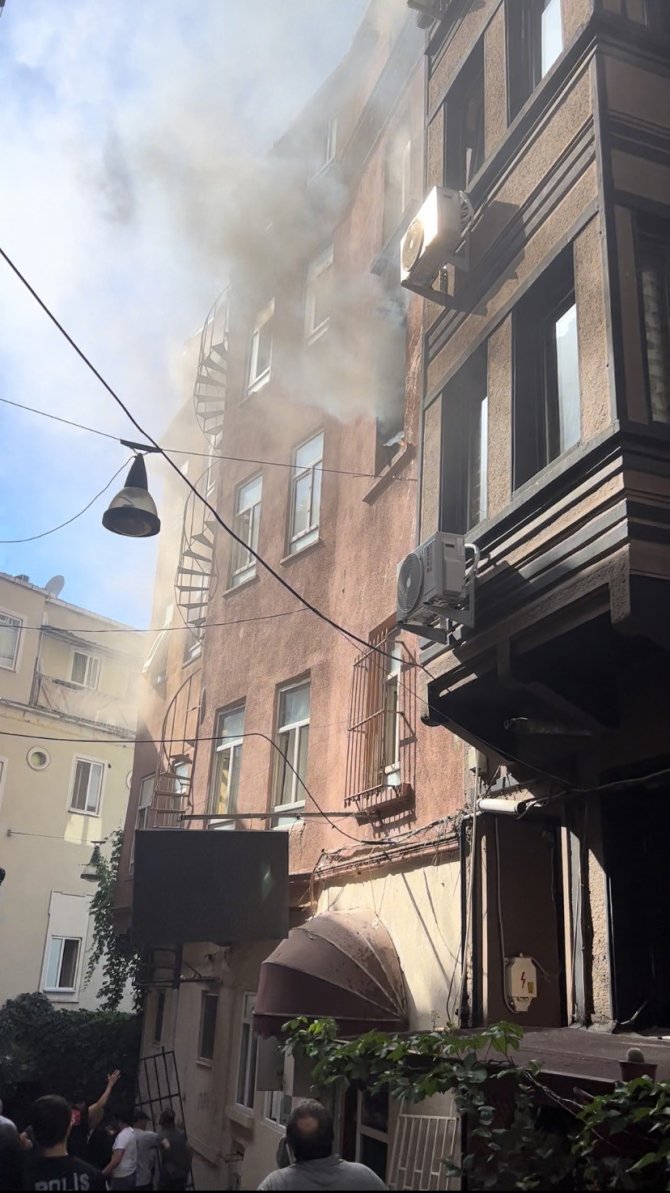 Beyoğlu’nda Otelde Yangın Paniği