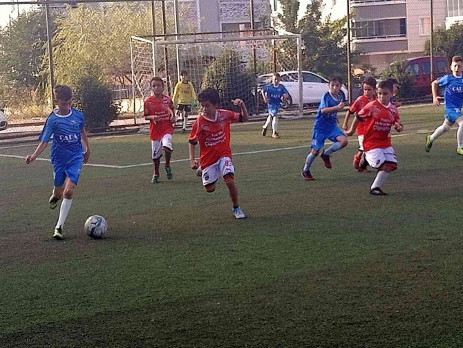 Küçük Adamlar Futbol Turnuvası Başladı
