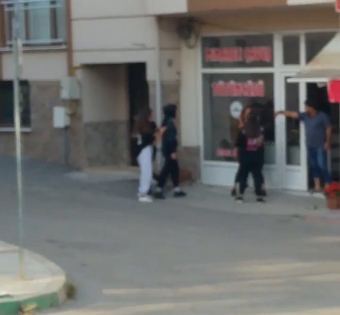 Bursa’da Genç Kızların Kavgası Kamerada