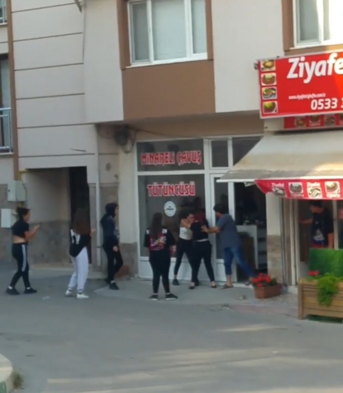 Bursa’da Genç Kızların Kavgası Kamerada