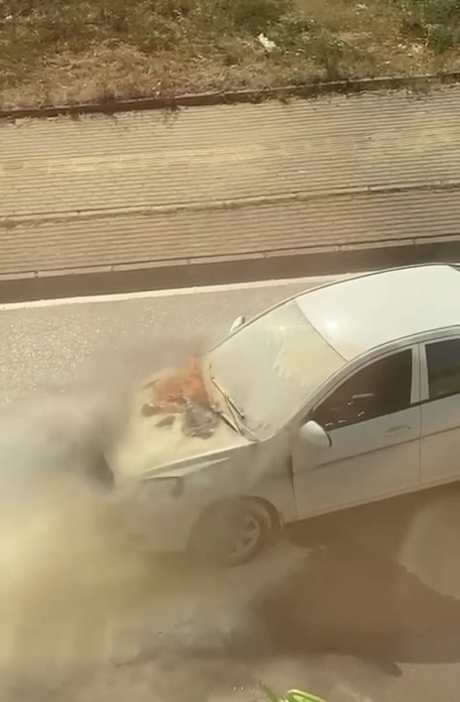 Bursa’da Seyir Halindeki Otomobilde Yangın Çıktı