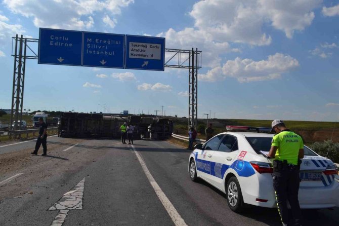Çorlu’da Yük Tankeri Devrildi
