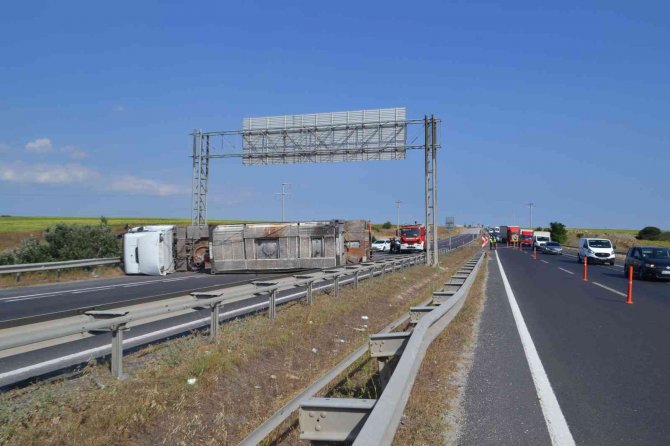 Çorlu’da Yük Tankeri Devrildi