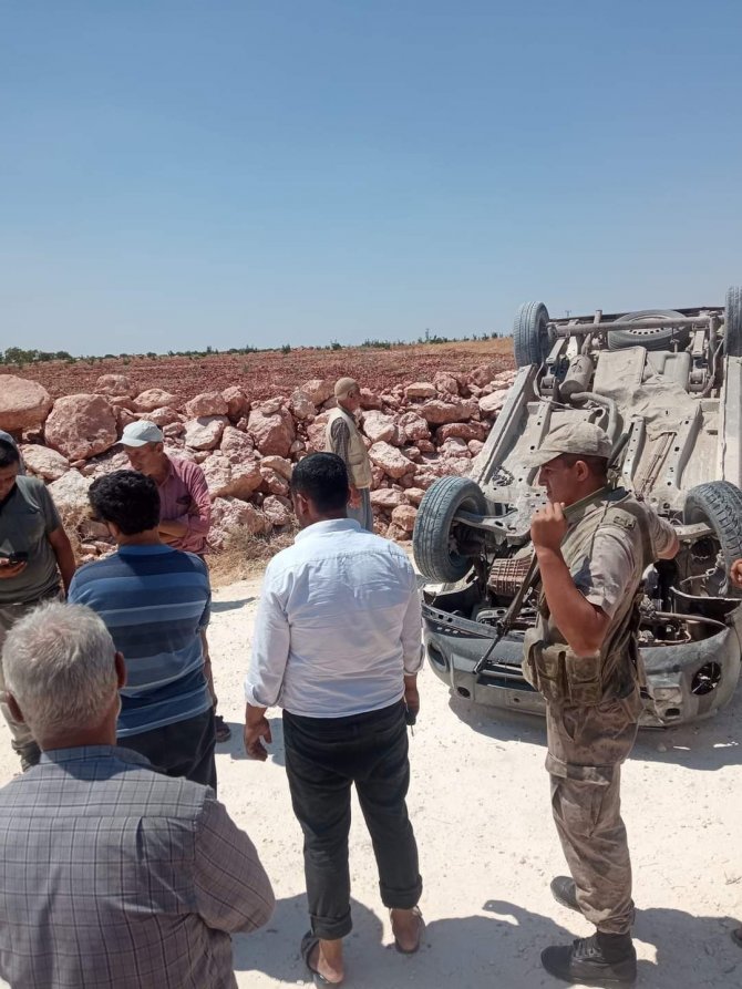 Hafif Ticari Araç Devrildi: 4 Yaralı