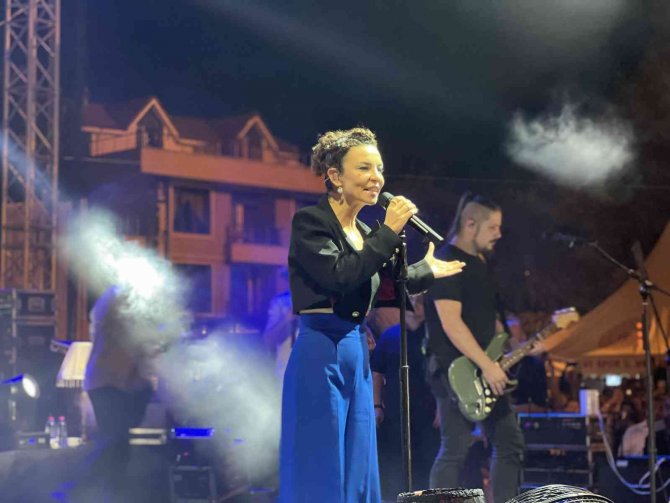 Sanatçı Fatma Turgut Konserine Gelemeyen Hayranına Sürpriz Yaptı