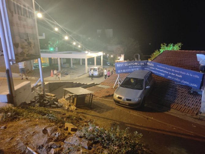 El Freni Çekilmeyen Otomobil, Çatıya Uçtu