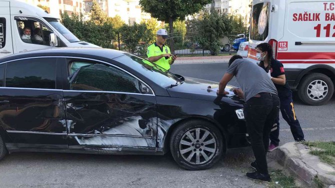 Elazığ’da Minibüs İle Otomobil Çarpıştı: 2 Yaralı