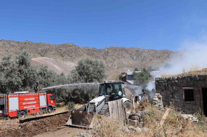 Gizlice Gelip Benzin Dökerek Traktör Ve 850 Balya Otu Yaktılar