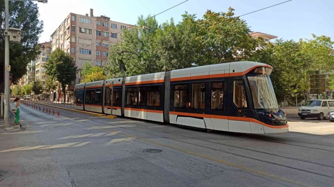 Eskişehir’de Tramvay Hatlarındaki Arıza Seferlerin Aksamasına Neden Oldu