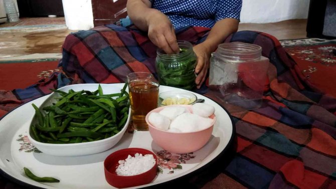 Eskişehir’de Taze Fasulye Turşuları Kurulmaya Başladı