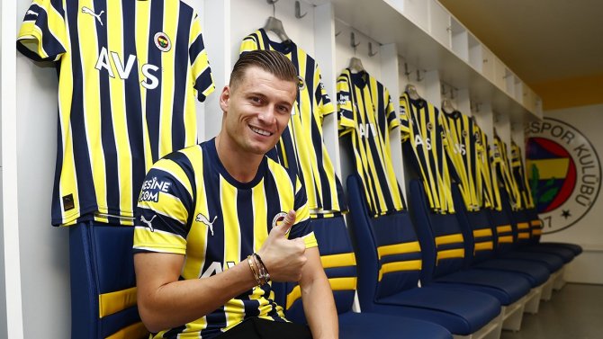 Fenerbahçe, Ezgjan Alioski İle 1 Yıllık Sözleşme İmzaladı
