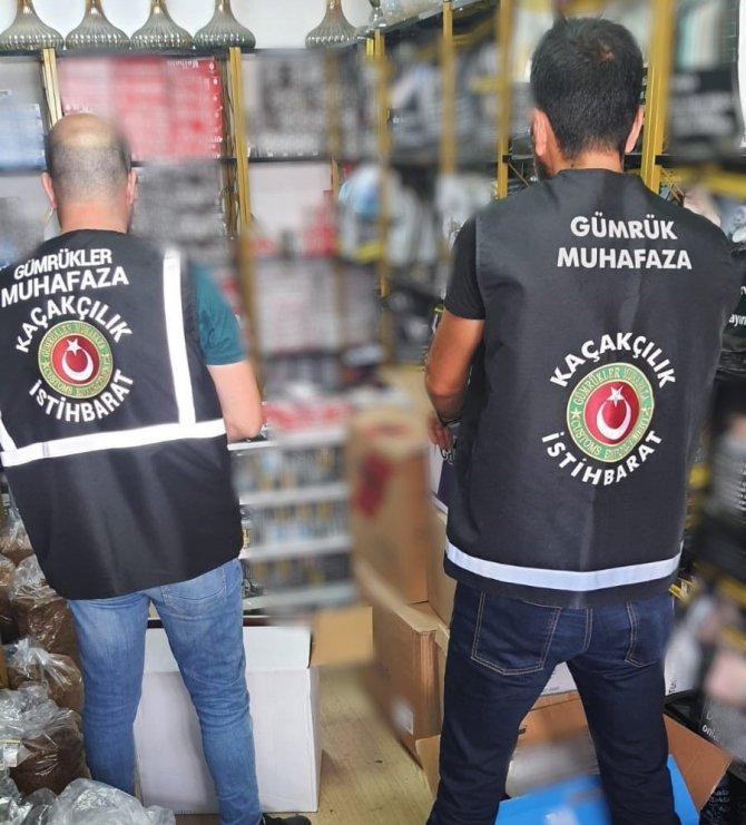 İ̇zmir’de Yasadışı Sigara Üreticilerine Gümrük Muhafaza Ekiplerinden Darbe
